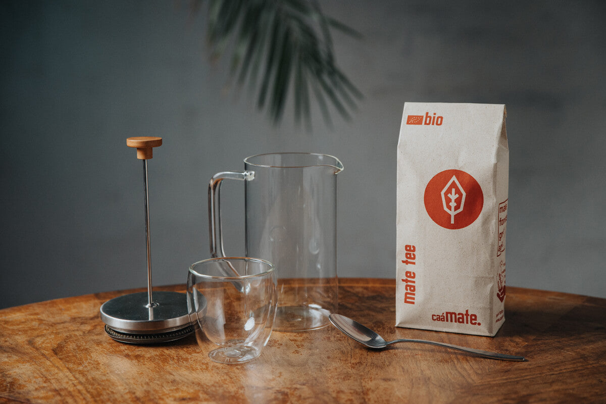 French Press caamate Vorbereitung Mate Tee Löffel Glas