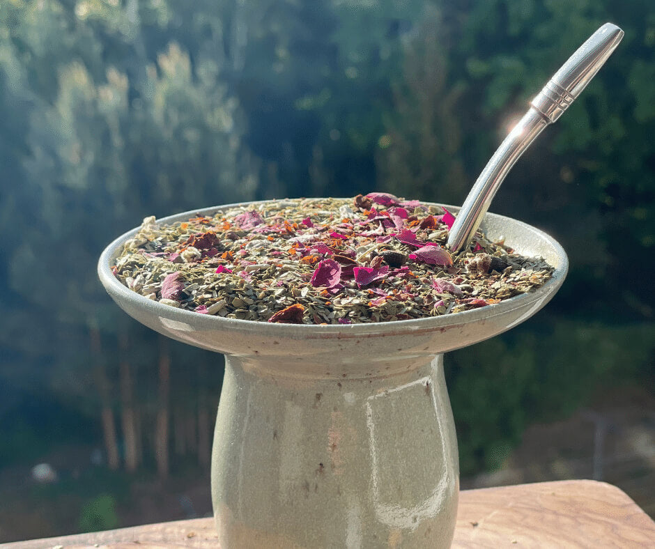 Mate Tee mit Rosenblüten in Keramik-Cuia