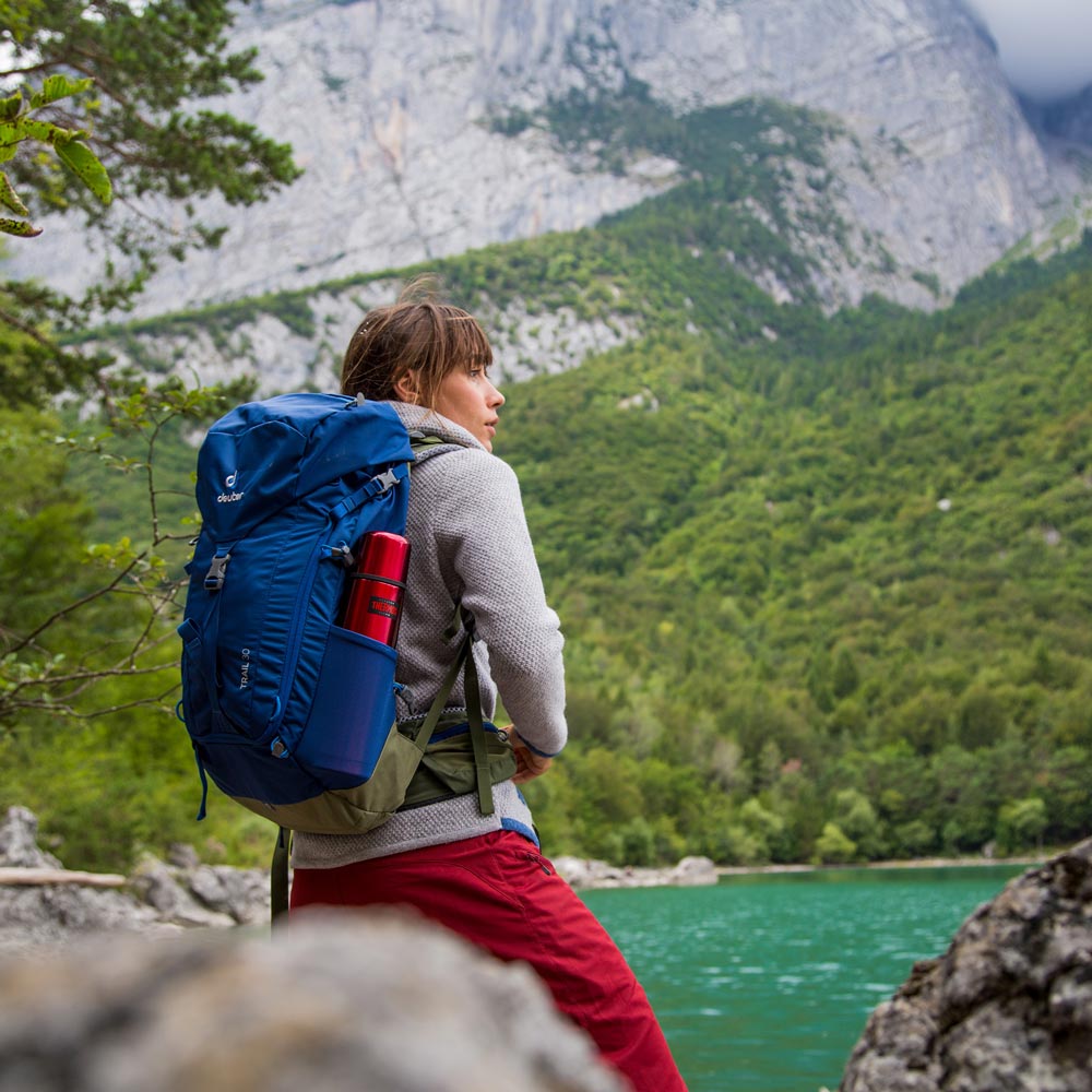 Thermoskanne Frau am See wandern
