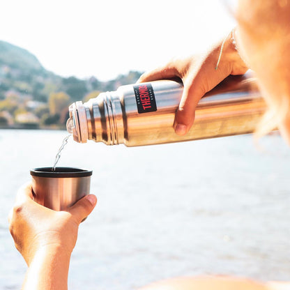 Thermos Light Compact cranberry einschenken